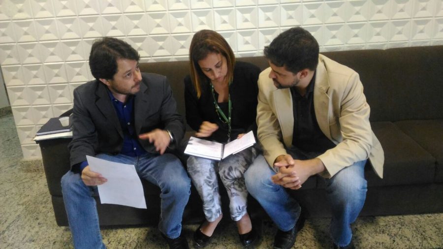 Marcus Quito (E), coordenador de Atenção Primária à Saúde, Dayse Amarilio, presidente do SindEnfermeiro e Tarcisio Faria, diretor do sindicato 